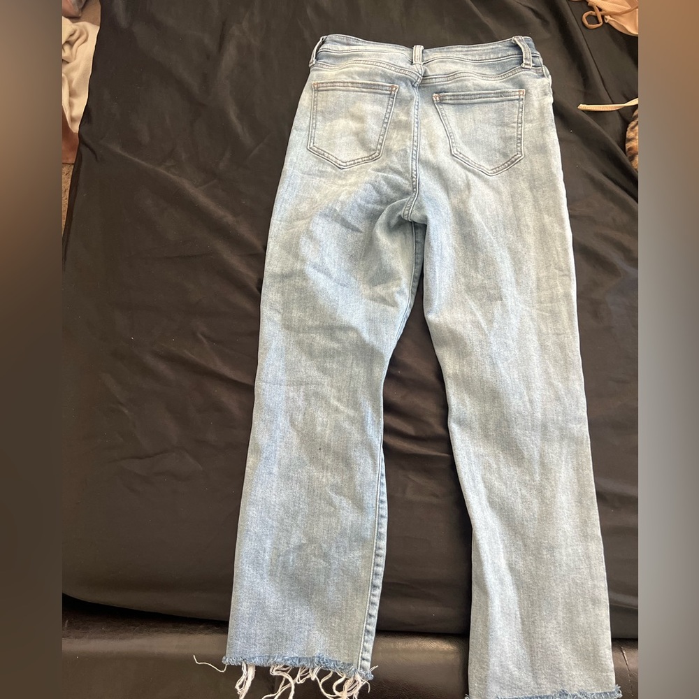 light washed straight legged jeans. size 7